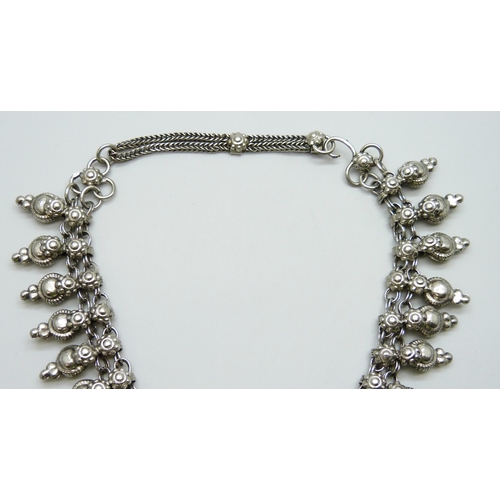 7085 - An Eastern white metal necklet, 51g