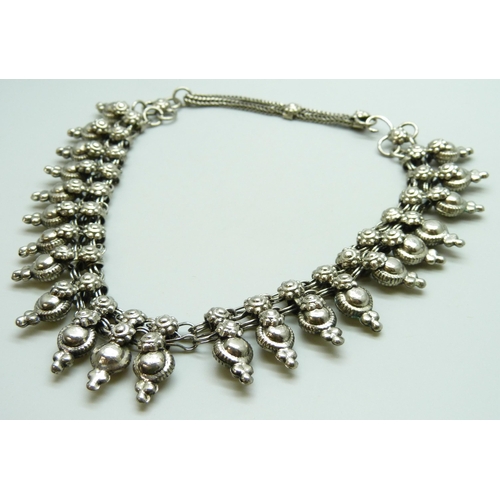 7085 - An Eastern white metal necklet, 51g