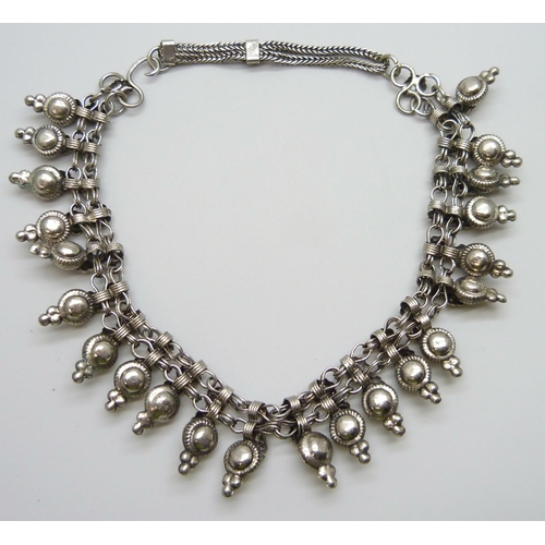 7085 - An Eastern white metal necklet, 51g