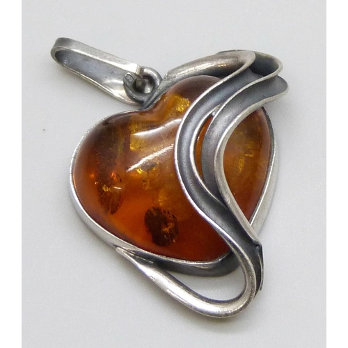 7087 - A silver and amber pendant and a silver and amber necklace, 17g