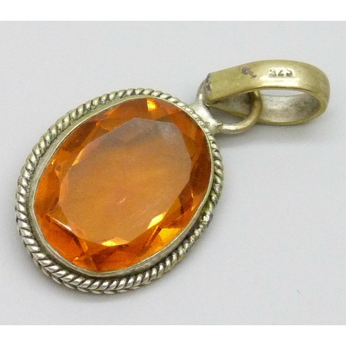 7087 - A silver and amber pendant and a silver and amber necklace, 17g