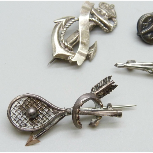 7091 - Six silver Victorian and later brooches including one in the form of a violin, 15g