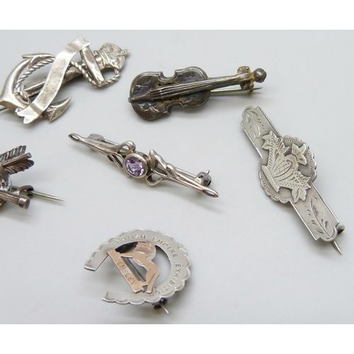 7091 - Six silver Victorian and later brooches including one in the form of a violin, 15g