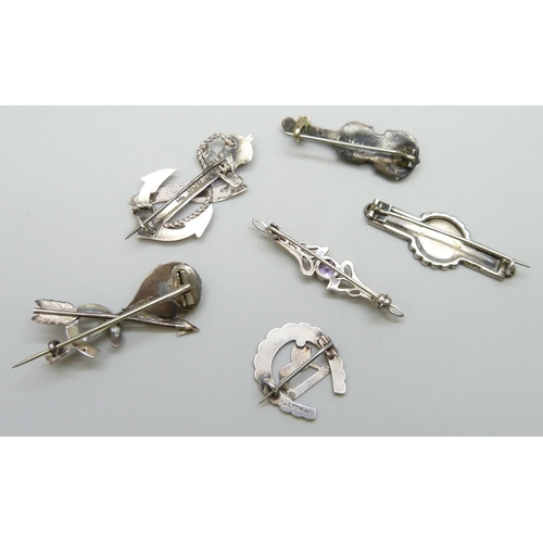 7091 - Six silver Victorian and later brooches including one in the form of a violin, 15g