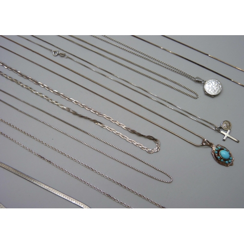 7096 - A collection of silver necklaces, a silver pendant and a silver locket, 43g