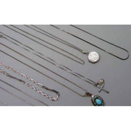 7096 - A collection of silver necklaces, a silver pendant and a silver locket, 43g