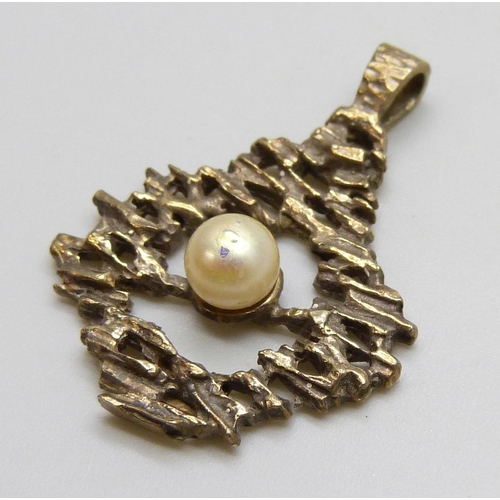 7114 - A circa 1960s/70s 22ct gold on silver modernist pendant set with a faux pearl, 4.7g, 3cm