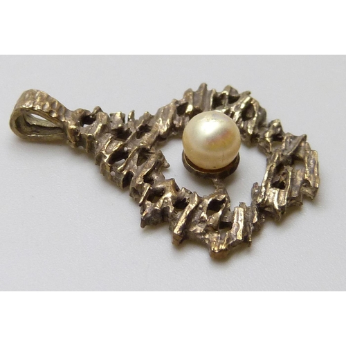 7114 - A circa 1960s/70s 22ct gold on silver modernist pendant set with a faux pearl, 4.7g, 3cm