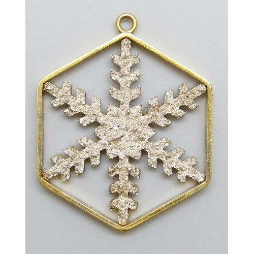 7116 - A Franklin Mint snowflake pendant, lacking loop, 4cm, and a silver chain