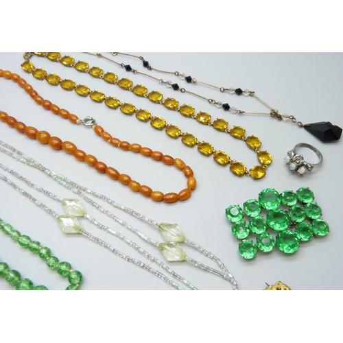 7122 - A collection of vintage jewellery