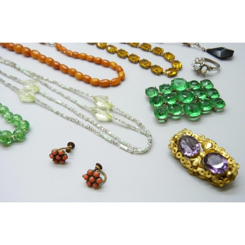 7122 - A collection of vintage jewellery