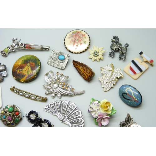 7123 - A collection of costume brooches including Art Nouveau style