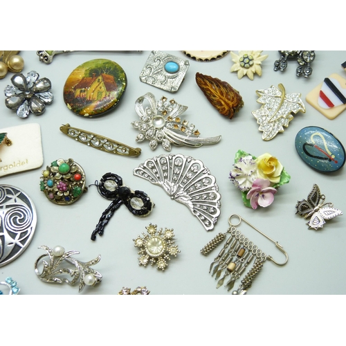 7123 - A collection of costume brooches including Art Nouveau style