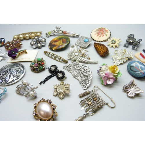 7123 - A collection of costume brooches including Art Nouveau style