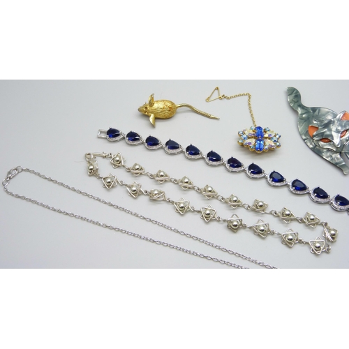 7125 - A collection of costume jewellery