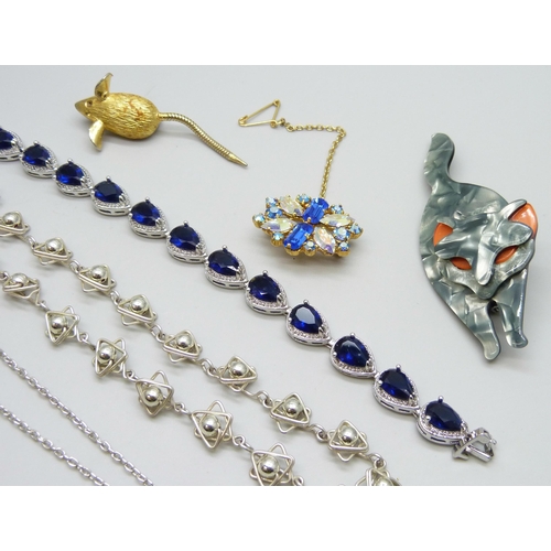 7125 - A collection of costume jewellery