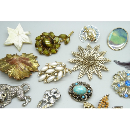 7127 - A collection of costume brooches