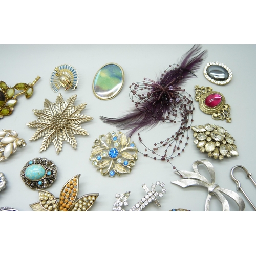 7127 - A collection of costume brooches