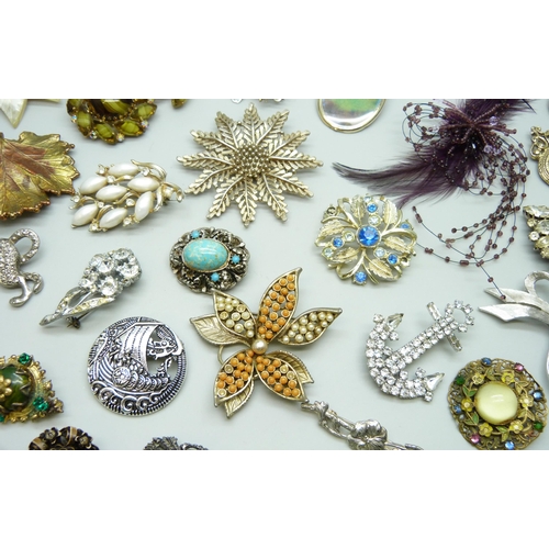 7127 - A collection of costume brooches