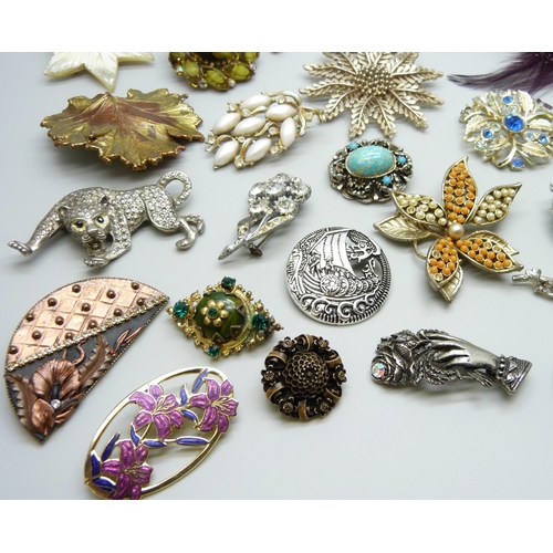 7127 - A collection of costume brooches