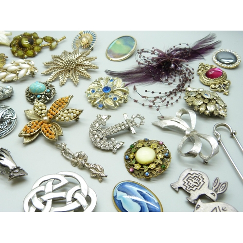 7127 - A collection of costume brooches