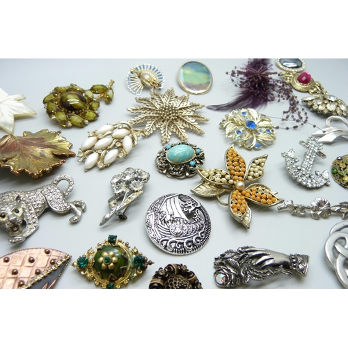 7127 - A collection of costume brooches