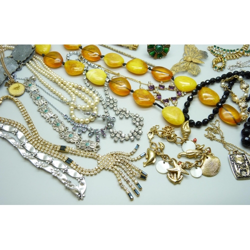 7128 - A collection of vintage costume jewellery