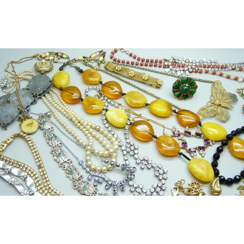 7128 - A collection of vintage costume jewellery