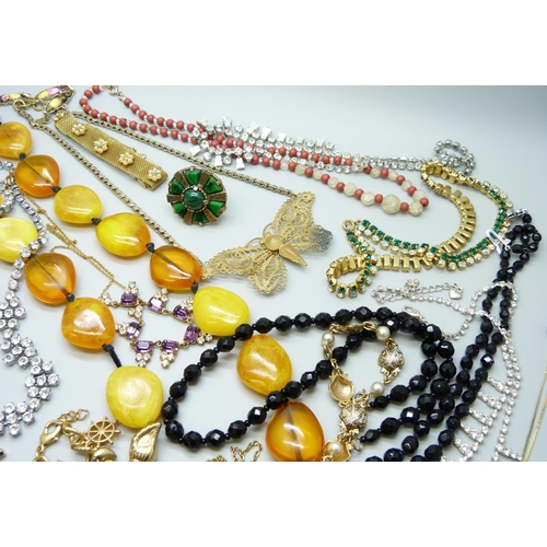 7128 - A collection of vintage costume jewellery