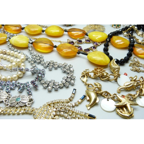 7128 - A collection of vintage costume jewellery