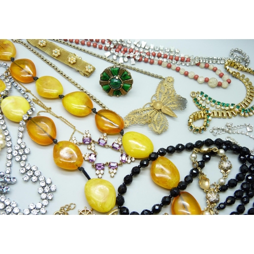 7128 - A collection of vintage costume jewellery