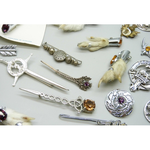 7130 - A collection of Scottish style costume jewellery