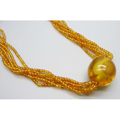 7132 - An amber coloured bead necklace, 58g