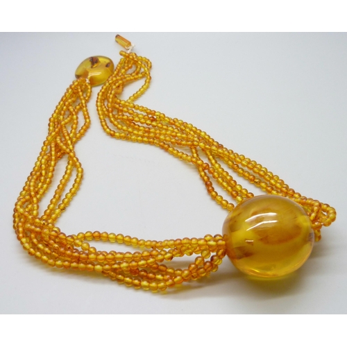 7132 - An amber coloured bead necklace, 58g