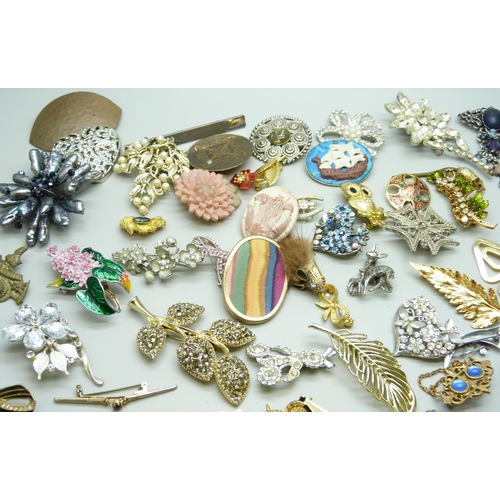 7135 - 58 costume brooches