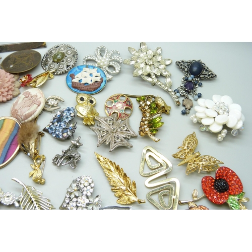 7135 - 58 costume brooches