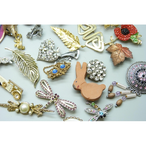 7135 - 58 costume brooches