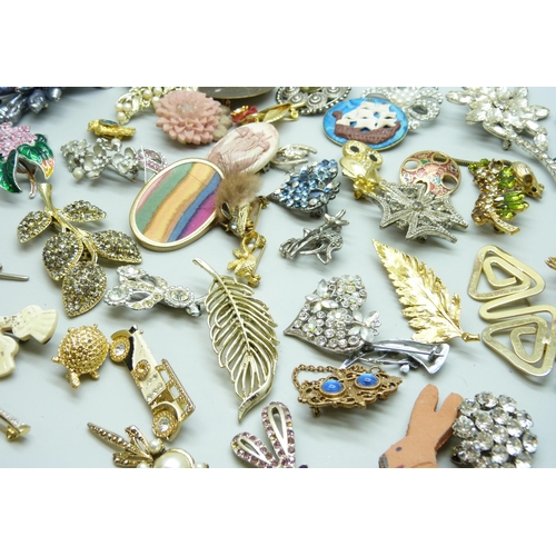 7135 - 58 costume brooches