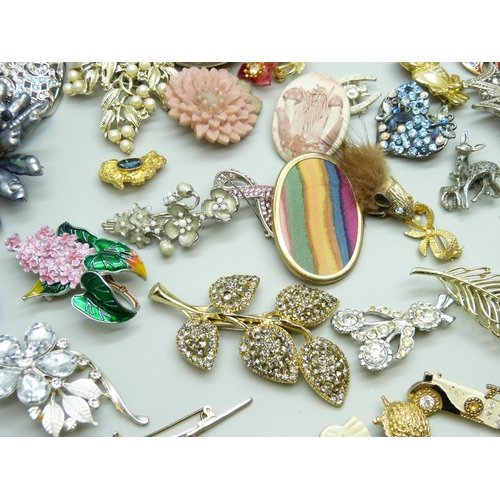 7135 - 58 costume brooches