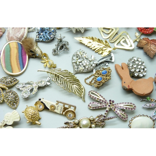 7135 - 58 costume brooches