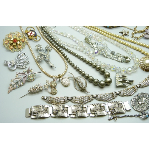 7136 - A collection of vintage jewellery