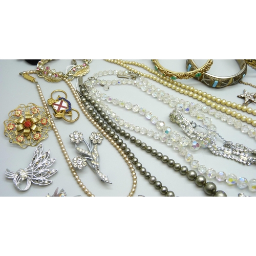 7136 - A collection of vintage jewellery