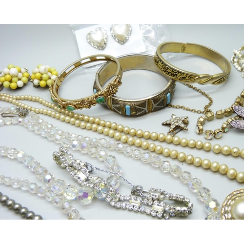 7136 - A collection of vintage jewellery