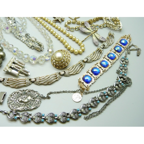 7136 - A collection of vintage jewellery