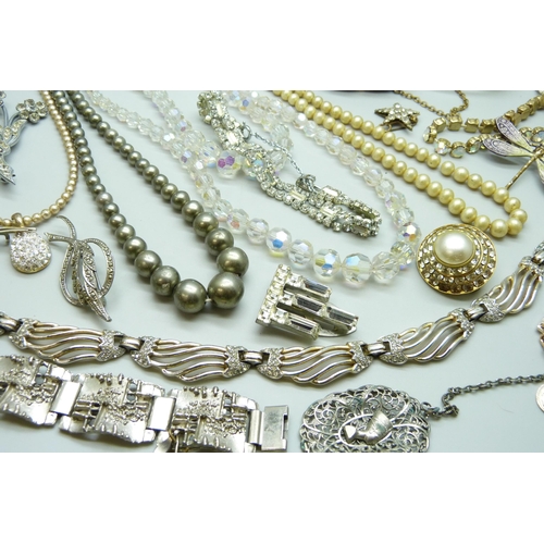 7136 - A collection of vintage jewellery