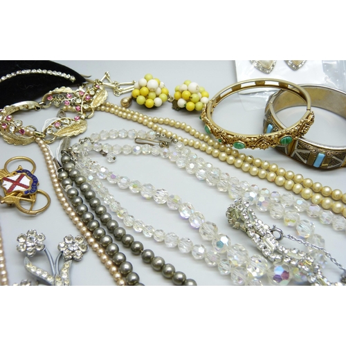 7136 - A collection of vintage jewellery