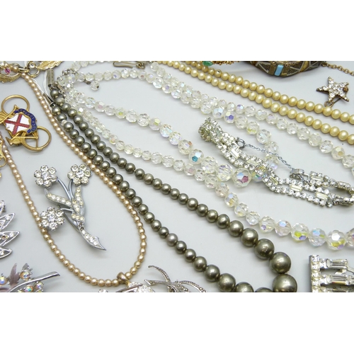 7136 - A collection of vintage jewellery