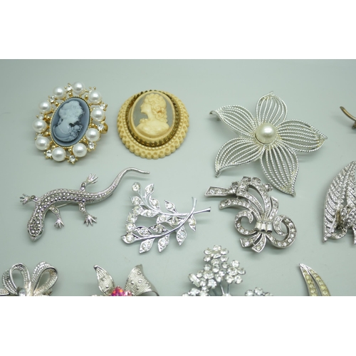 7138 - A collection of vintage costume brooches