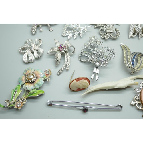 7138 - A collection of vintage costume brooches