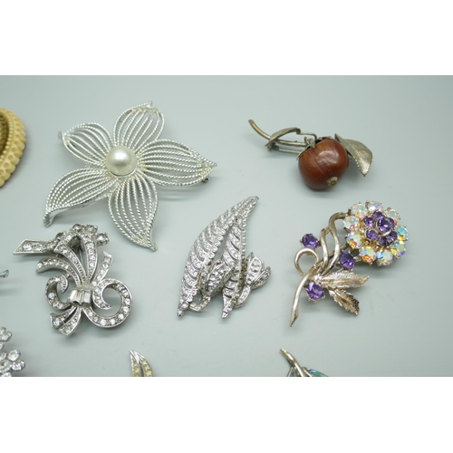 7138 - A collection of vintage costume brooches